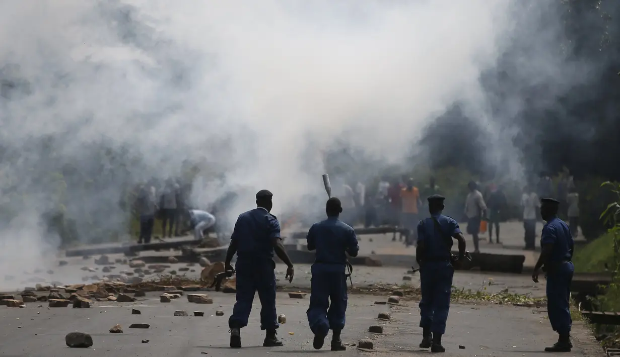 Petugas polisi saat menghadang para unjuk rasa petugas di Bujumbura, Burundi, (21/5/2015). Pada tanggal 13 November 2015, Uni Eropa menghimbau warga asing untuk keluar dari Burundi. (REUTERS/Goran Tomasevic)