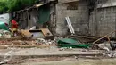 Salah satu pedagang mengais barang yang masih bisa dimanfaatkan di trotoar Jalan Asia Afrika, Jakarta, Selasa (24/5). Pasca pembongkaran pekan lalu, sisa bongkaran masih terlihat dan membuat trotoar terlihat berantakan. (Liputan6.com/Helmi Fithriansyah)