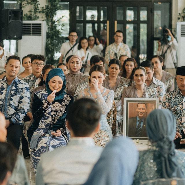 6 Potret Aaliyah Massaid 'Ditemani' Adjie Massaid di Momen Lamaran, Penuh Haru
