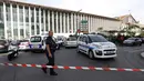 Polisi Prancis berjaga di luar Stasiun Keret Api Saint Charles setelah serangan pisau seorang pria, Marseille, Prancis Selatan, (1/10). Layanan kereta api sempat ditutup dan warga diminta untuk menghindari tempat kejadian tersebut. (AP Photo/Claude Paris)