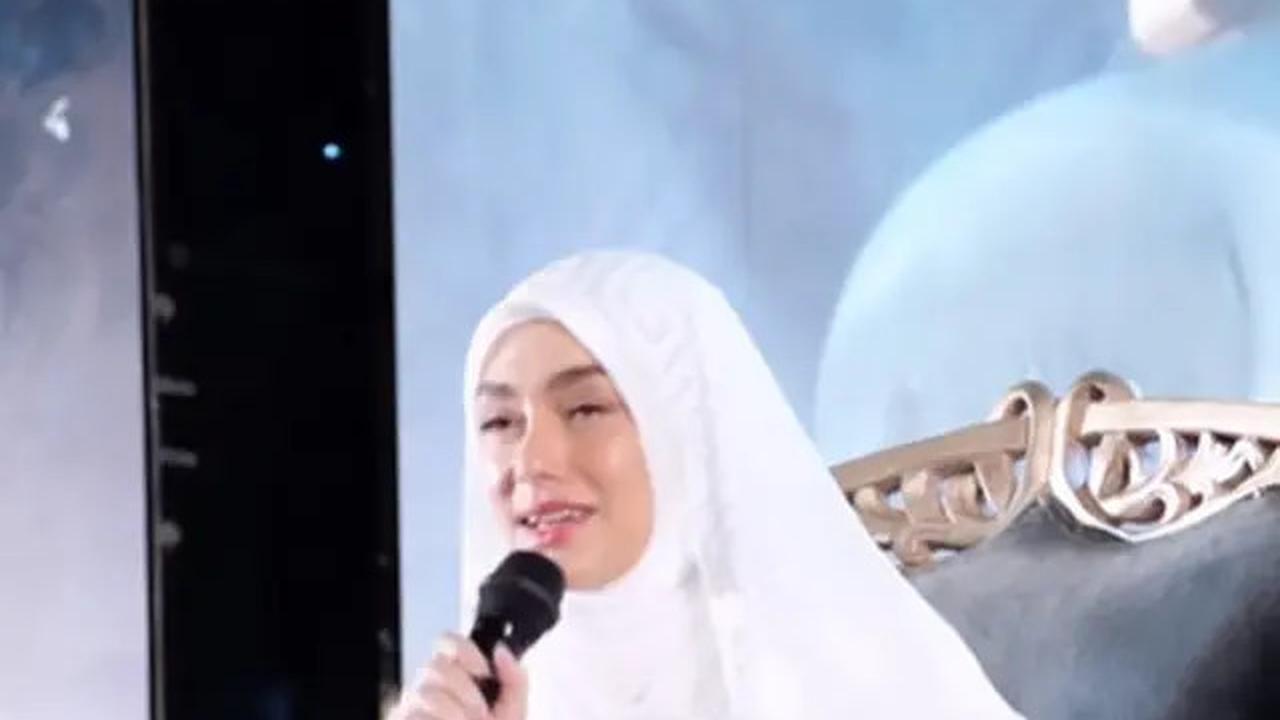 8 Potret Celine Evangelista Pakai Gamis Putih saat Jadi Bintang Tamu di Kajian Bali Muslim Festival, Angggun dan Memukau