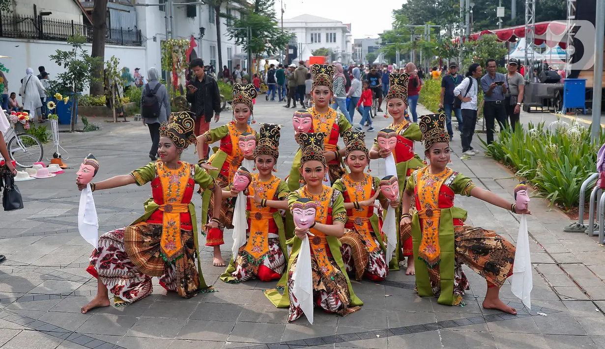 Penari menampilkan tarian daerah saat pagelaran Hari Tari Sedunia di kawasan Taman Fatahillah, Kota Tua, Jakarta, Sabtu (6/5/2023). (Liputan6.com/Angga Yuniar)