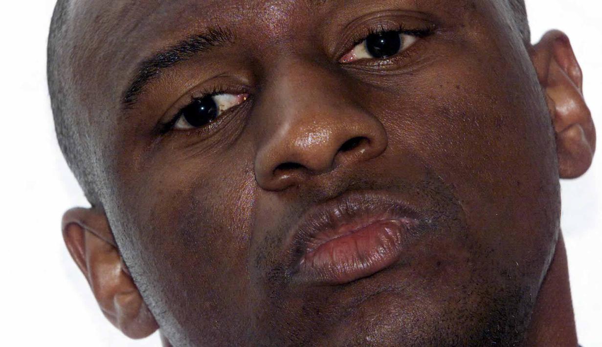 Pertengkaran antara Patrick Viera dengan Roy Keane akan menjadi cerita abadi di Liga Inggris. Pasangan ini bentrok bahkan sebelum masuk ke lapangan di Highbury pada 2005. Viera memulai dengan menyemprotkan air ke arah Kean dengan mengucapkan "Sampai jumpa di lapangan". (AFP/Patrick Hertzog)