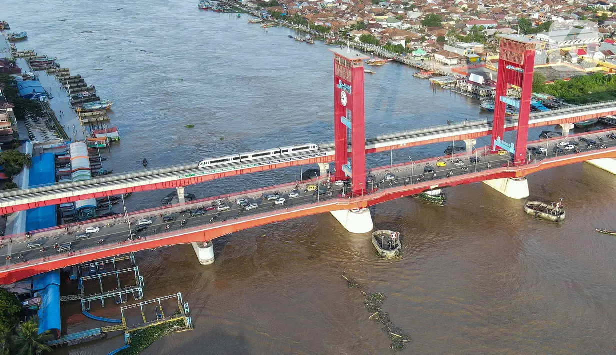Foto udara menunjukkan Jembatan Ampera, Palembang, Sumatera Selatan, Minggu (12/3/2023). Dinas Pariwisata Kota Palembang, Sumatera Selatan, menargetkan 2,2 juta wisatawan dapat berkunjung selama 2023. (Liputan6.com/Herman Zakharia)
