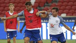 Pemain Chelsea, Alvaro Morata dan Cesar Azpilicueta mengikuti sesi latihan di Singapura, Senin (24/7/2017). Chelsea akan bersua Bayern Munchen pada laga International Champions Cup 2017. (EPA/Wallace Woon)