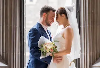 Foto pernikahan Dewi Rezer dengan kekasihnya Ethan Alarmk. (Foto: Instagram/dewirezer)