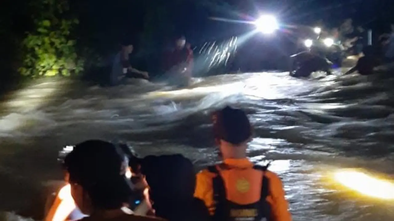 Puluhan Mahasiswa Lemas Usai Terjebak di tengah banjir Pegunungan Amonggedo Konawe.Puluhan Mahasiswa Lemas Usai Terjebak di tengah banjir Pegunungan Amonggedo Konawe.