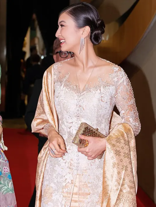 Raline Shah dibalut kebaya bernuansa emas. Penampilan luar biasa Raline ini juga bisa dijadikan ide baju kondangan yang memukau. [Foto: Instagram/ralineshah]