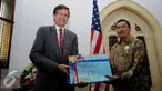 Duta Besar AS untuk Indonesia, Robert O’Blake Jr (kiri) menyerahkan dokumen penelitian dan dokumentasi eks rumah Raden Saleh di Jakarta, Selasa (26/4/2016). Bangunan ini satu dari dua karya arsitektur Raden Saleh. (Liputan6.com/Helmi Fithriansyah)