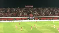 Semeton Dewata memasang spanduk Widodo C Putro pada laga Bali United versus Persija, Minggu (2/12/2018) di Stadion I Wayan Dipta, Gianyar. (Bola.com/Benediktus Gerendo)