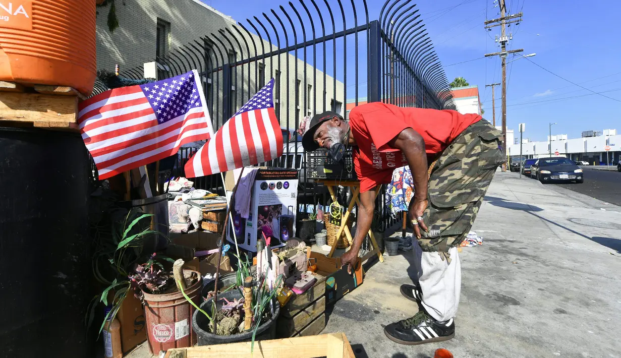 Veteran AS, Kendrick Bailey menata tempat tinggalnya yang berada di perkampungan tunawisma di Los Angeles, California (10/11). Usai Obama turun dari jabatan Presiden AS, Kendrick Bailey hidup di jalan sebagai tunawiswa. (AFP Photo/Frederic J. Brown)