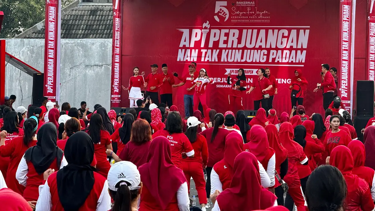Kirab obor api abadi Mrapen yang akan menuju arena Rakernas V PDIP. Ratusan kader partai menyambutnya terlebih dahulu di Semarang.