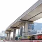 Suasana sepi terlihat di proyek Light Rail Transit (LRT) Jabodebek lintas pelayanan dua rute Cawang-Dukuh Atas di kawasan Kuningan, Jakarta, Senin (18/6). Seluruh proyek infrastruktur masih ditinggal mudik para pekerja. (Liputan6.com/Faizal Fanani)