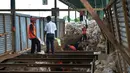 Pekerja menyelesaikan pembangunan terowongan bawah tanah di Stasiun Kereta Api Manggarai, Jakarta, Kamis (12/3/2015). Pembangunan terowongan tersebut untuk memudahkan penumpang berpindah kereta antara peron. (Liputan6.com/Faizal Fanani)