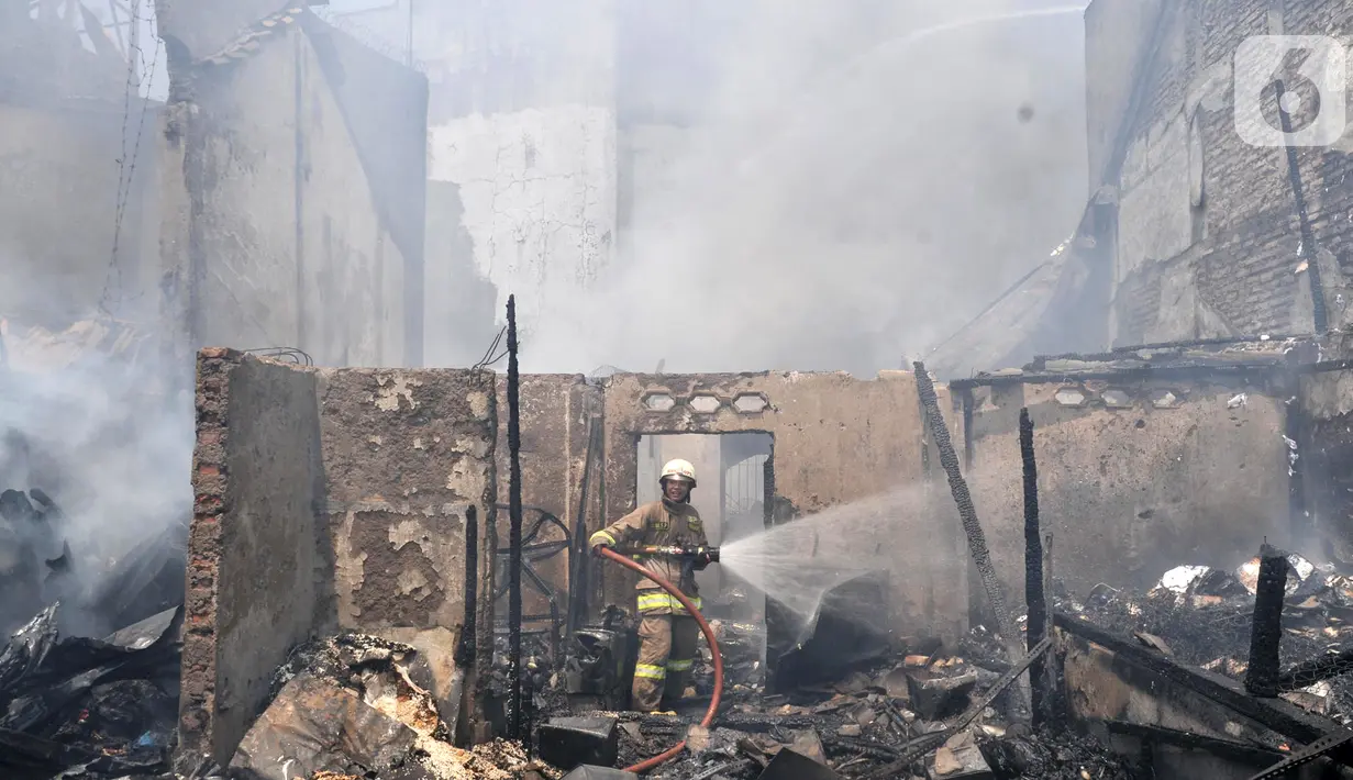 Petugas pemadam kebakaran berusaha menjinakkan api yang melahap permukiman di Jalan Kebon Jeruk 13, Taman Sari, Jakarta Barat, Minggu (6/10/2019). Kebakaran menghanguskan puluhan rumah di dua kelurahan, Taman Sari dan Mapar. (merdeka.com/Iqbal Nugroho)