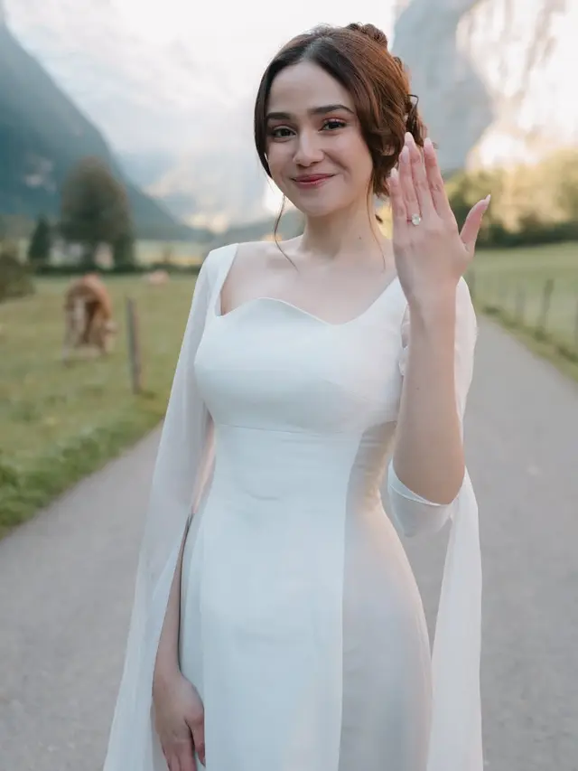 Syifa Hadju kenakan dress putih saat dilamar El Rumi di Swiss. [@elelrumi]