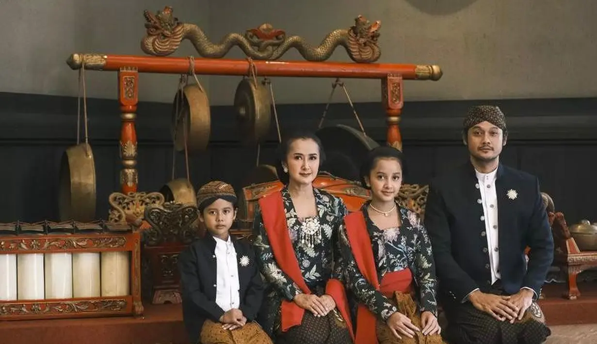 Sementara anak sulungnya, Dru Prawiro sedang menjalani isolasi. (Instagram/widimulia).