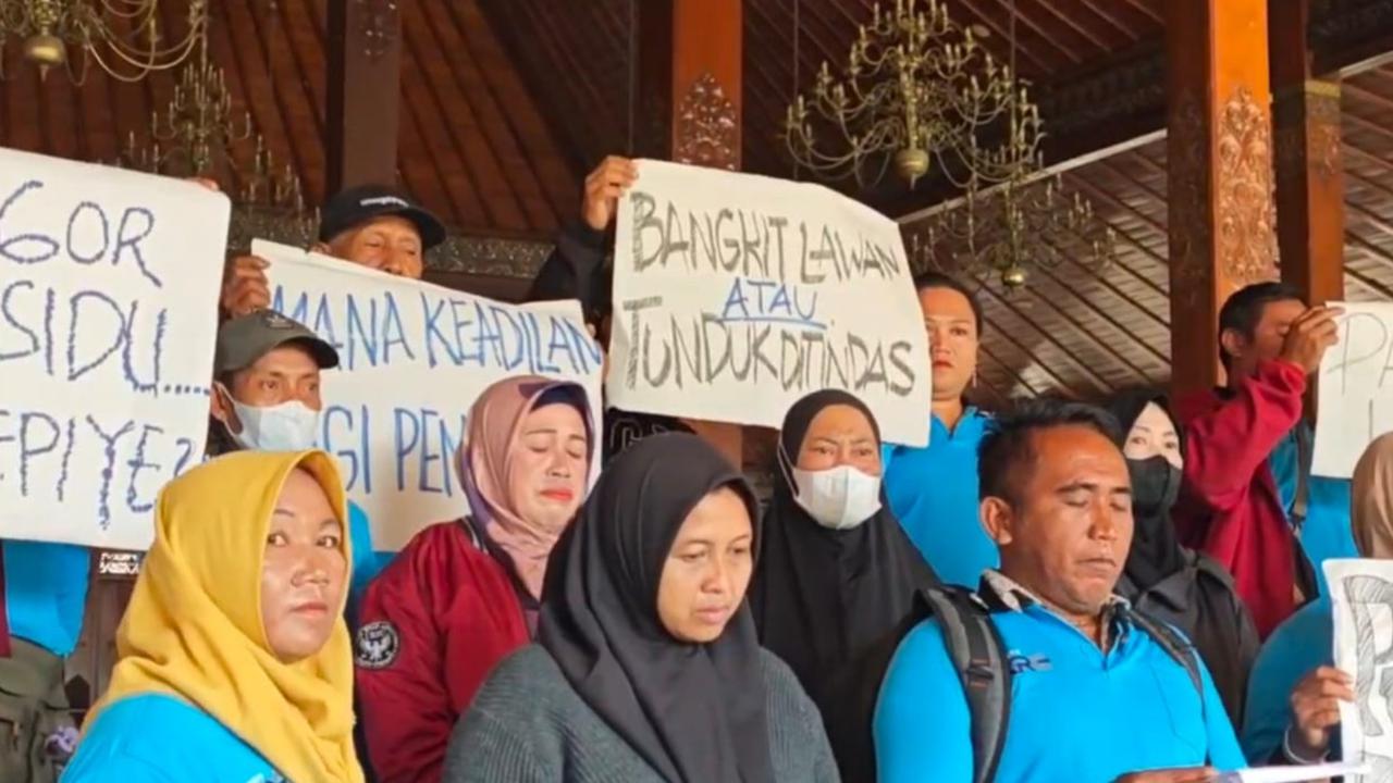 Puluhan Pemulung Putri Cempo Solo Geruduk Balai Kota. (merdeka.com/arie sunaryo).