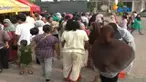 Para pembeli yang didominasi kaum ibu ini rela antre sejak subuh untuk berburu di pasar murah.