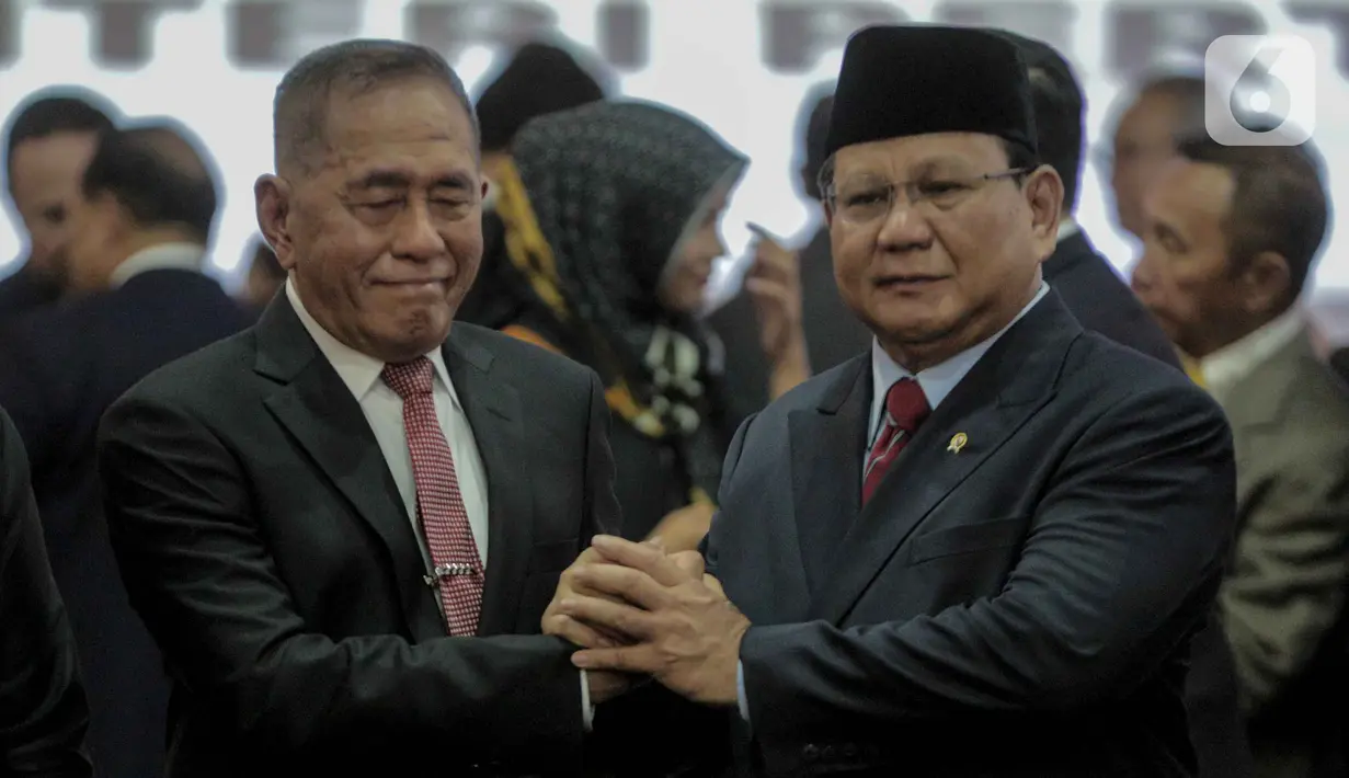 Pejabat lama Menteri Pertahanan, Ryamizard Ryacudu (kiri) bersama pejabat baru Menteri Pertahanan Prabowo Subianto usai seremoni serah terima di Kementerian Pertahanan, Jakarta, Kamis (24/10/2019). Ryamizard Ryacudu resmi menyerahkan jabatan kepada Prabowo Subianto. (Liputan6.com/Faizal Fanani)