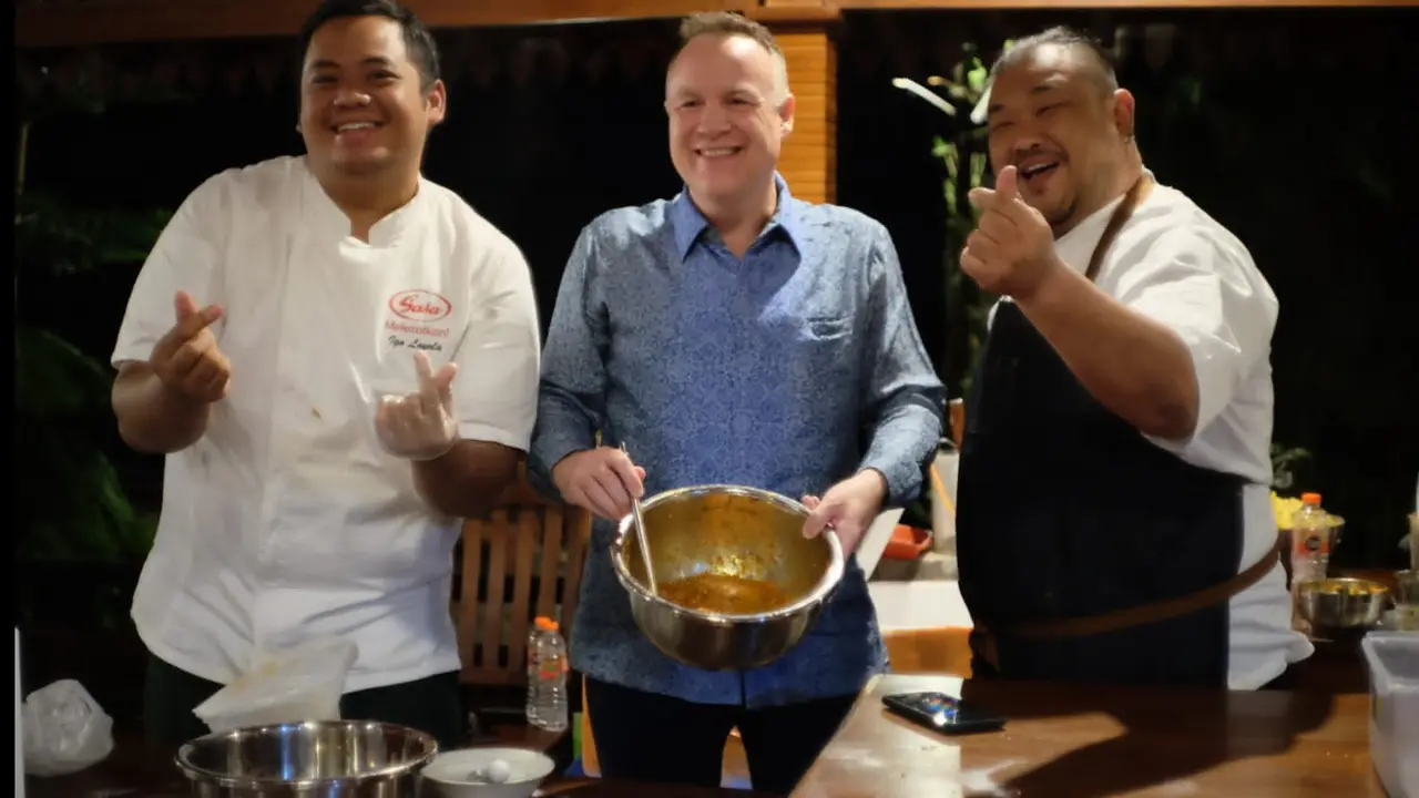 Chef Rendy Kong dan Igo bersama seorang tamu gala diner di Jawa Timur. (Foto: Dok. Istimewa)
