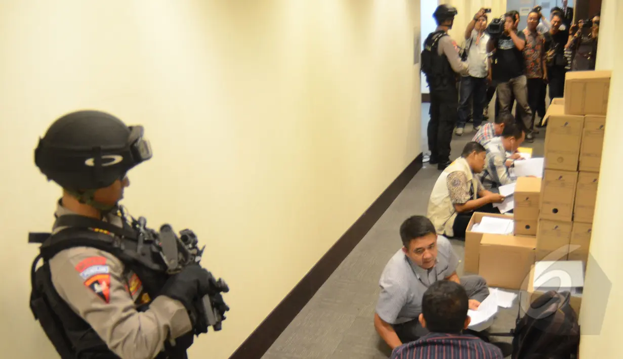 Petugas Kepolisian berjaga saat anggota Bareskrim melakukan penggeledahan di Kantor SKK Migas, Jakarta, Selasa (5/5/2015). Penggeledahan ini terkait tindak pidana korupsi dan pencucian uang yang dilakukan SKK Migas. (Liputan6.com/Herman Zakharia)
