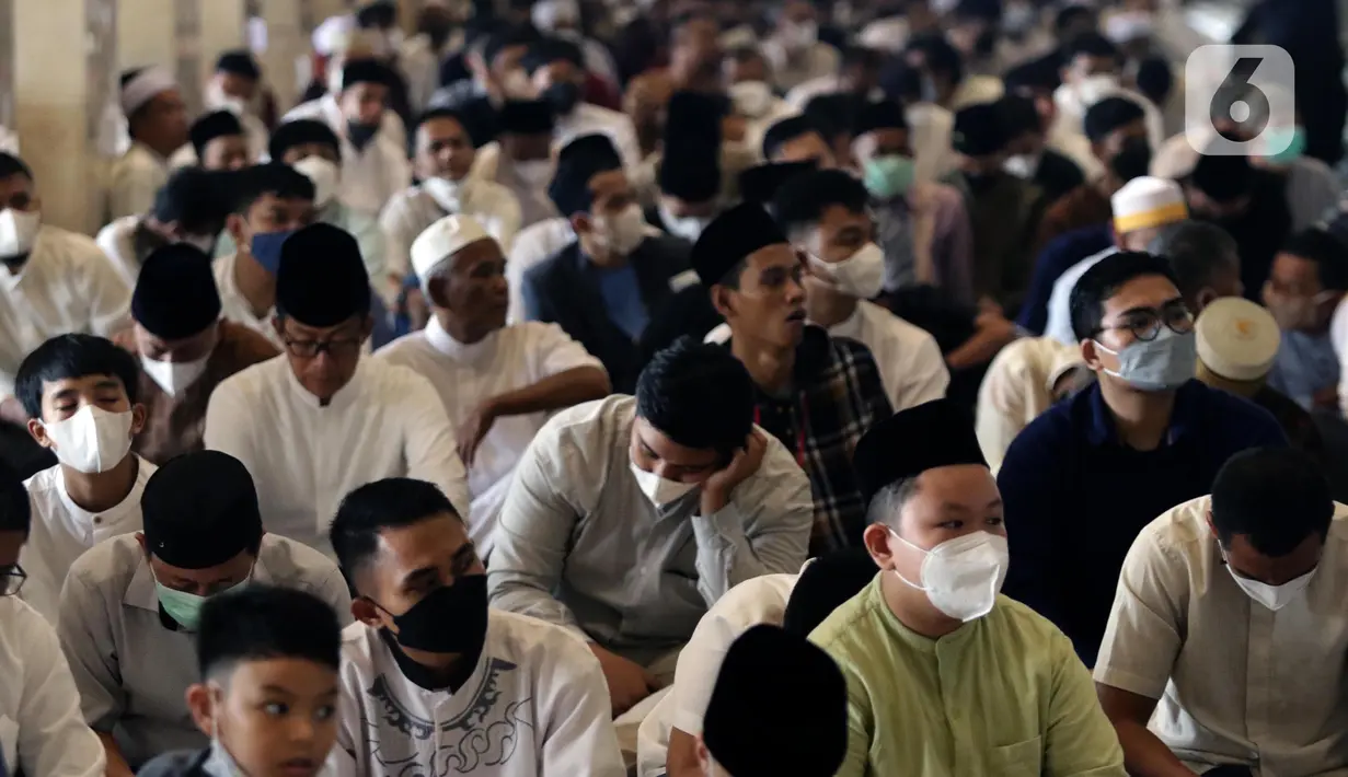 <p>Umat muslim menanti waktu pelaksanaan sholat Idul Fitri di Masjid Istiqlal, Jakarta, Senin (2/5/2022). Ribuan umat muslim melaksanakan sholat Idul Fitri 1443 H dengan penuh khidmat. (Liputan6.com/Helmi Fithriansyah)</p>