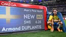 Atlet Swedia, Armand Duplantis merayakan rekor dunia baru dengan lompatan setinggi 6,25 meter dalam final lompat galah putra Olimpiade Paris 2024 di Stade de France, Senin (5/8/2024). (Kirill KUDRYAVTSEV / AFP)