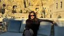 Dalam momen liburannya di Cappadocia, Jessica Iskandar menginap di sebuah hotel bernuansa gua. Hotel ini pun terlihat unik dan berbeda dari hotel pada umumnya karena berada di dalam gua batu. Penampakan hotelnya ini pun bisa terlihat pada latar belakang foto yang diunggahnya. (Liputan6.com/IG@inijedar)