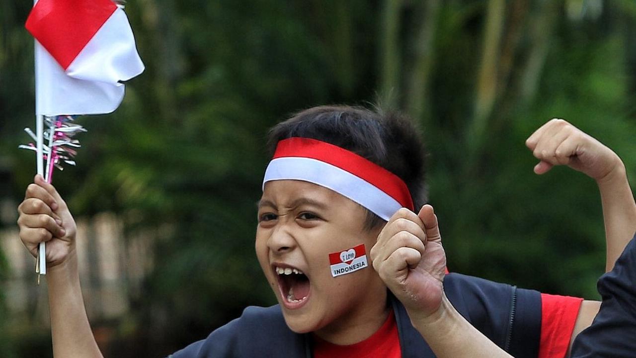 Antusiasme mereka juga terlihat selama menyaksikan proses kirab budaya di sepanjang area Monas. Salah satunya seperti anak ini, dia tampak meluapkan semangat dan kegembiraannya dengan berteriak sambil memegang bendera.
