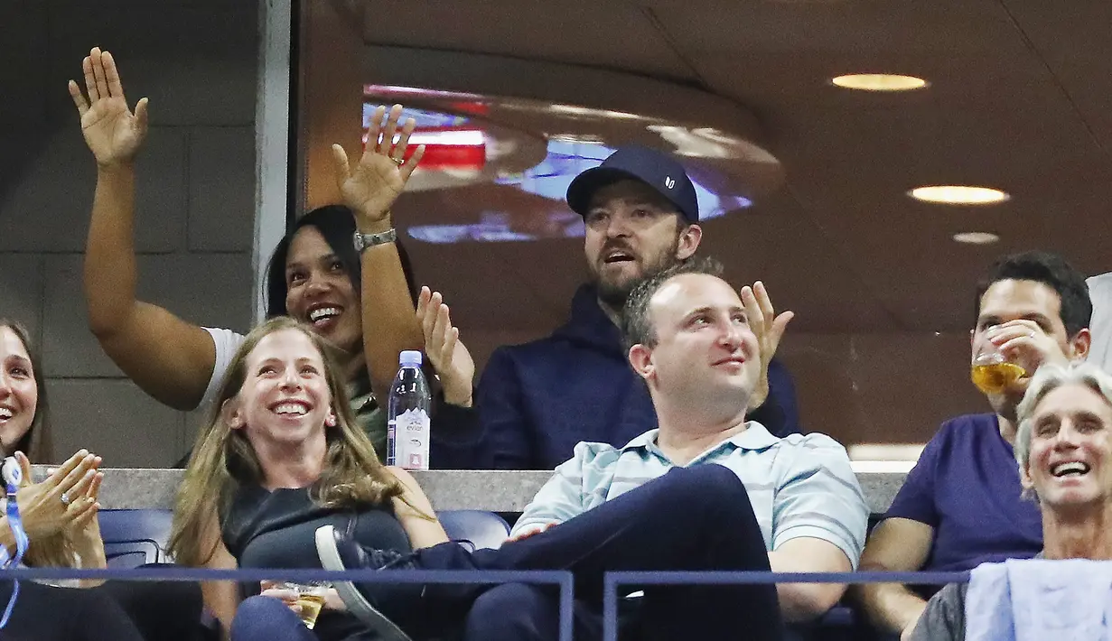 Ekspresi Justin Timberlake saat menyaksikan pertandingan Roger Federer dari Swiss melawan petenis Jerman Philipp Kohlschreiber pada Turnamen AS Terbuka 2017 di USTA Billie Jean King National Tennis Center di New York (4/9). (Abbie Parr/Getty Images/AFP)