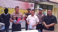 Polres Purbalingga menangkap empat pelaku penipuan dan penyebar konten asusila. Tiga pelaku berstatus narapidana di Lapas Kelas II B Way Kanan, Lampung. (Galoeh Widura/Liputan6.com)