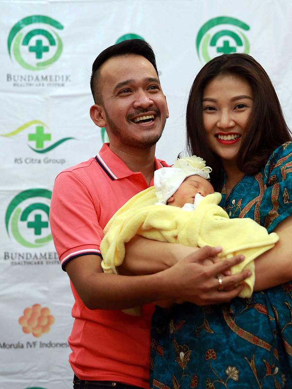 Thalia Putri Onsu. Anak pertama dari pasangan Ruben Onsu dan Sarwendah ini berjenis kelamin perempuan. Lahir pada Jumat, 5 Juni 2015  di RS Bunda secara Caesar dengan berat 2,724 kg dan panjang 48 cm. (Deki Prayoga/Bintang.com)