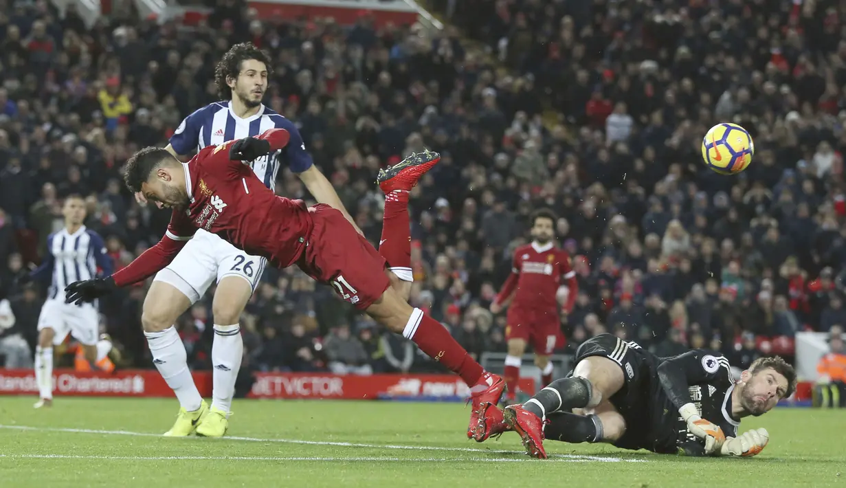 Aksi pemain Liverpool, Alex Oxlade-Chamberlain menghindar dari terjangan kiper West Bromwich Albion pada lanjutan Premier League di Anfield, Liverpool, (13/12/2017). Liverpool bermain imbang 0-0. (Peter Byrne/PA via AP)