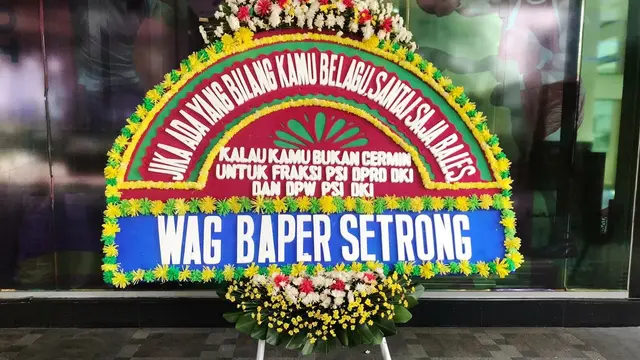 Karangan bunga untuk Fraksi PSI dari warga usai membongkar usulan tak wajar di anggaran DKI Jakarta. (Liputan6.com/Ika Defianti)