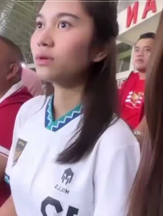 Azizah Salsha tampak tegang melihat Indonesia vs Turkmenistan. Ia terlihat menawan dengan jersey putih Garuda Muda. Ia bahkan beberapa momen tertangkap salting ketika sang suami cetak gol. (Liputan6.com/TikTok/caviarhold)