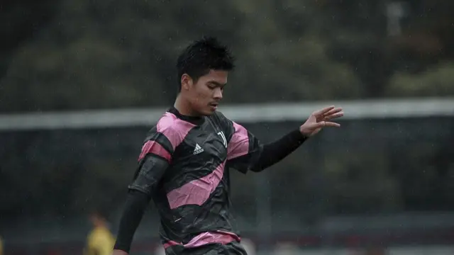 Syabda Perkasa Belawa Main Sepak Bola