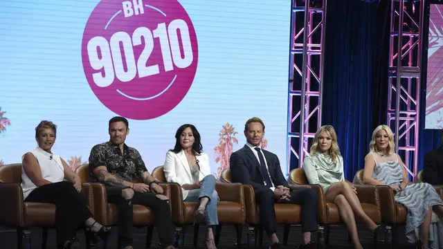 Bintang Beverly Hils 90210 (dari kiri-kanan) Gabrielle Carteris, from left, Brian Austin Green, Shannen Doherty, Ian Ziering, Jennie Garth dan Tori Spelling