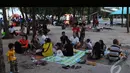 Para pengunjung bersantai bersama keluarga mereka di pinggir pantai Ancol di hari pertama Idul Fitri, Jakarta, Senin (28/7/2014) (Liputan6.com/Andrian M Tunay)