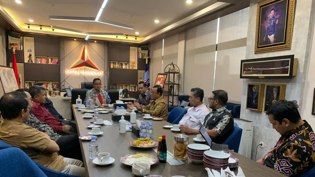 Bakal calon presiden Anies Baswedan hari ini melakukan rapat tertutup dengan tim kecil dari Koalisi Perubahan di kantor DPP Demokrat, Jakarta.