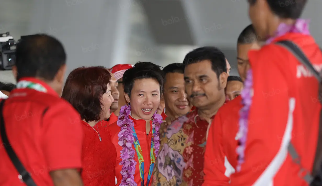 Liliyana Natsir telihat menangIs setelah bertemu ibunda dan ayahnya di Terminal 3 Bandara Soekarno-Hatta, Banten (23/8/2016). (Bola.com/Nicklas Hanoatubun)
