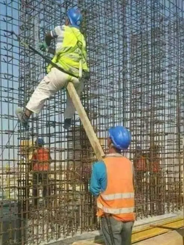 6 Aksi Kocak Kuli Bangunan Saling Bantu Ini Bikin Geleng Kepala