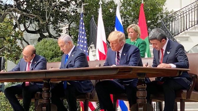 Presiden AS Donald Trump dan perwakilan Israel, Bahrain, dan Uni Emirat Arab menandatangani Perjanjian Abraham di Gedung Putih. Dok: Twitter Ivanka Trump @ivankatrump