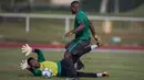 Kiper Timnas Indonesia U-22, Kurniawan Ajie, berusaha mengamankan gawang  saat latihan di Stadion UKM, Selangor, Senin (14/8/2017). Ini merupakan latihan terakhir jelang laga SEA Games melawan Thailand. (Bola.com/Vitalis Yogi Trisna)