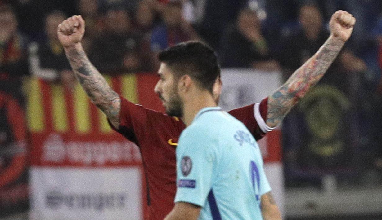 Striker Barcelona, Luis Suarez, tampak lesu saat meninggalkan lapangan usai ditaklukkan AS Roma pada laga leg kedua perempat final Liga Champions, di Stadion Olimpico, Selasa (10/4/2018). AS Roma menang 3-0 atas Barcelona. (AP/Gregorio Borgia)