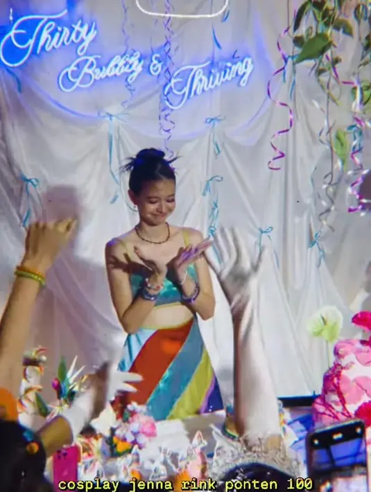 Tapi yang paling mencuri perhatian tentu penampilan Yuki Kato. Di momen itu, Yuki Kato tampil total cosplay menjadi Jenna Rink dari film “13 Going on 30”. [@yukikt].