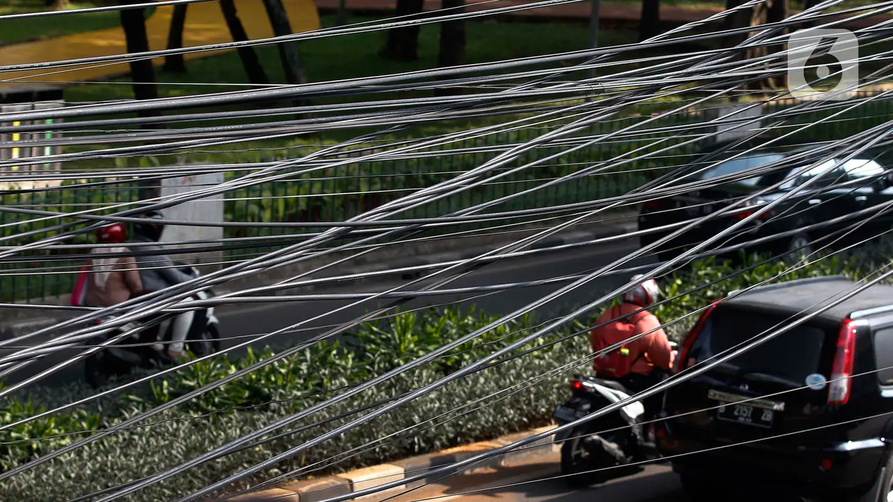 Kabel Kusut Jadi Pemandangan di Ibu Kota