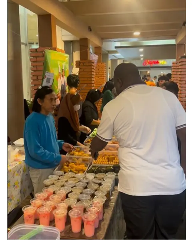 Biar jadi istri artis, Karina Ranau tak malu jualan takjil, omzetnya per hari puluhan juta rupiah