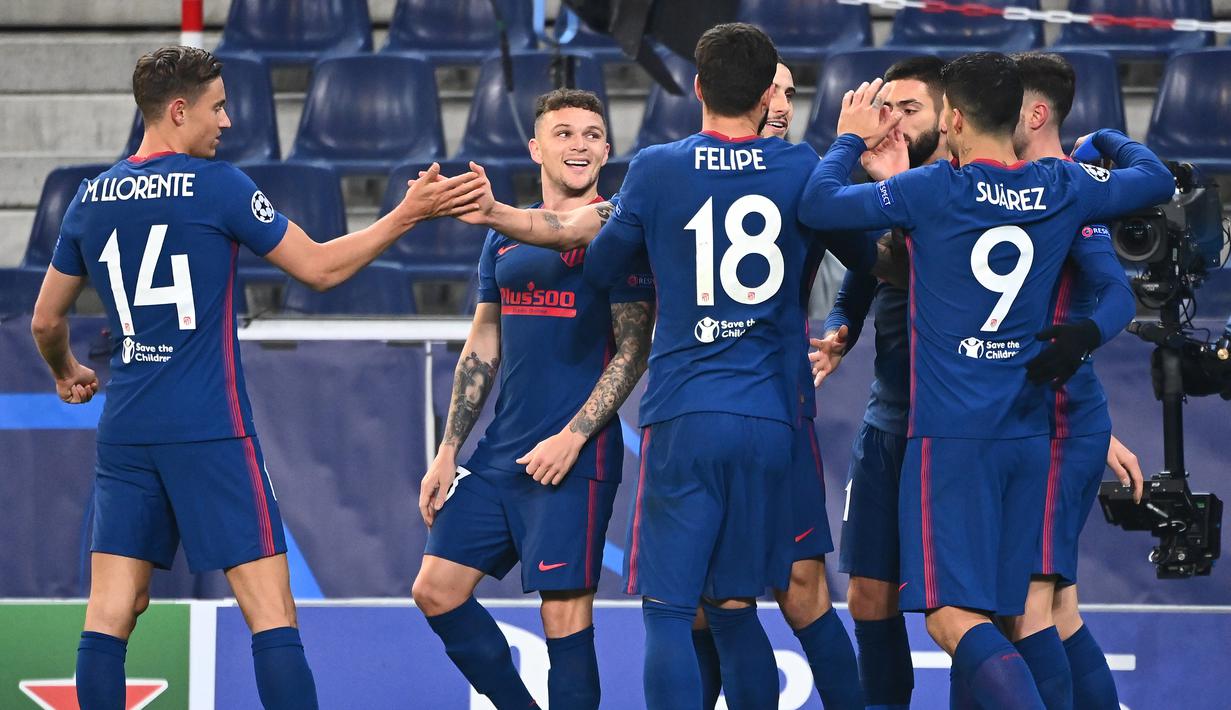 Pemain Atletico Madrid merayakan gol yang Mario Hermoso dicetak ke gawang RB Salzburg pada laga lanjutan Grup A Liga Champions di Red Bull Arena, Kamis (10/12/2020) dini hari WIB. Atletico Madrid menang 2-0 atas RB Salzburg. (AFP/Joe Klamar)