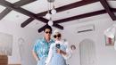 <p>Tampil mesra dengan outfit couple bertema senada yaitu warna biru muda. (instagram/dindahw)</p>